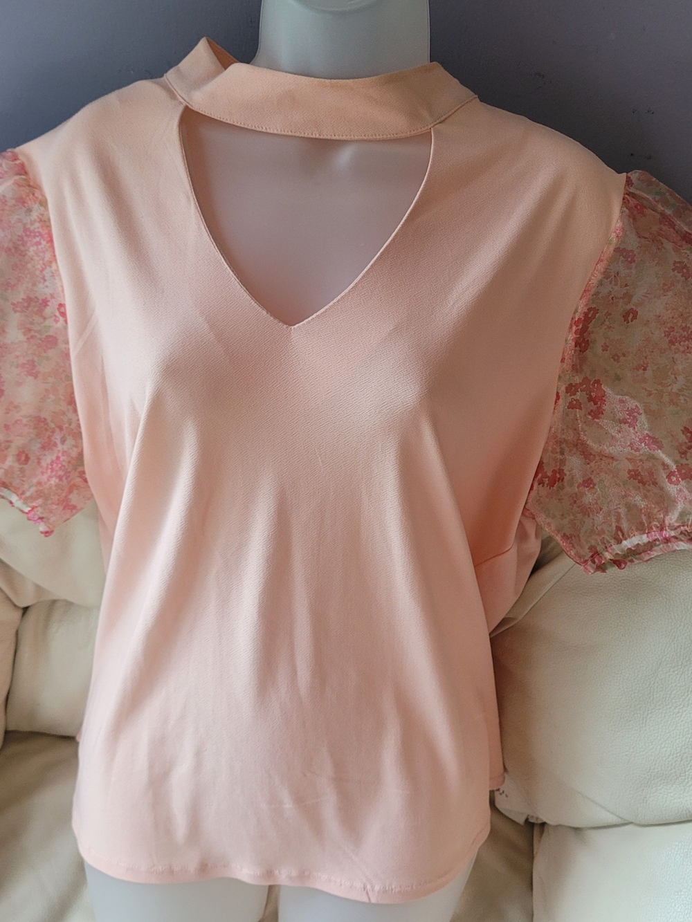 Beautiful Top ✨️30% Off 2 items✨️